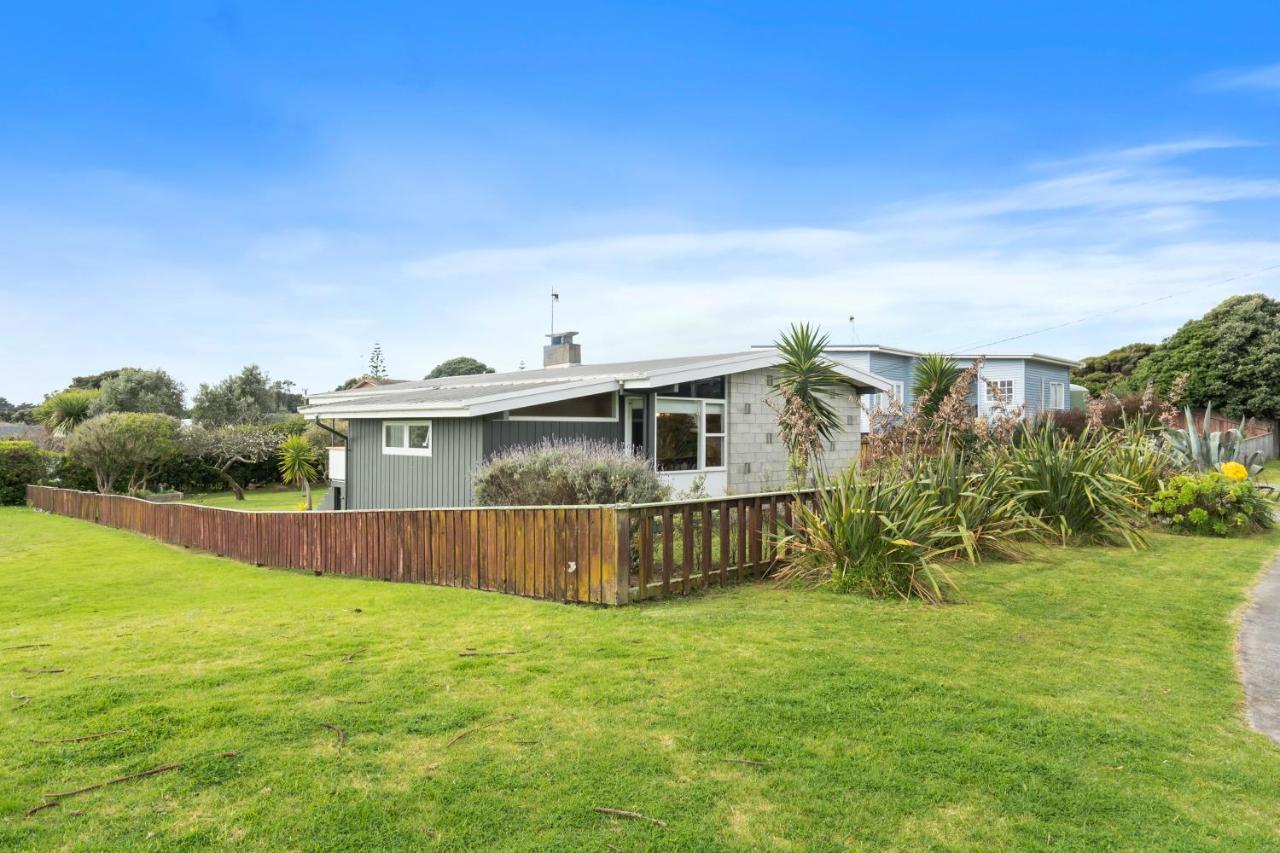 Queenie - Waikanae Beach Holiday Home Exterior photo